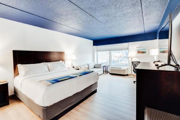 Downstreet, Ascend Collection Hotel North Adams